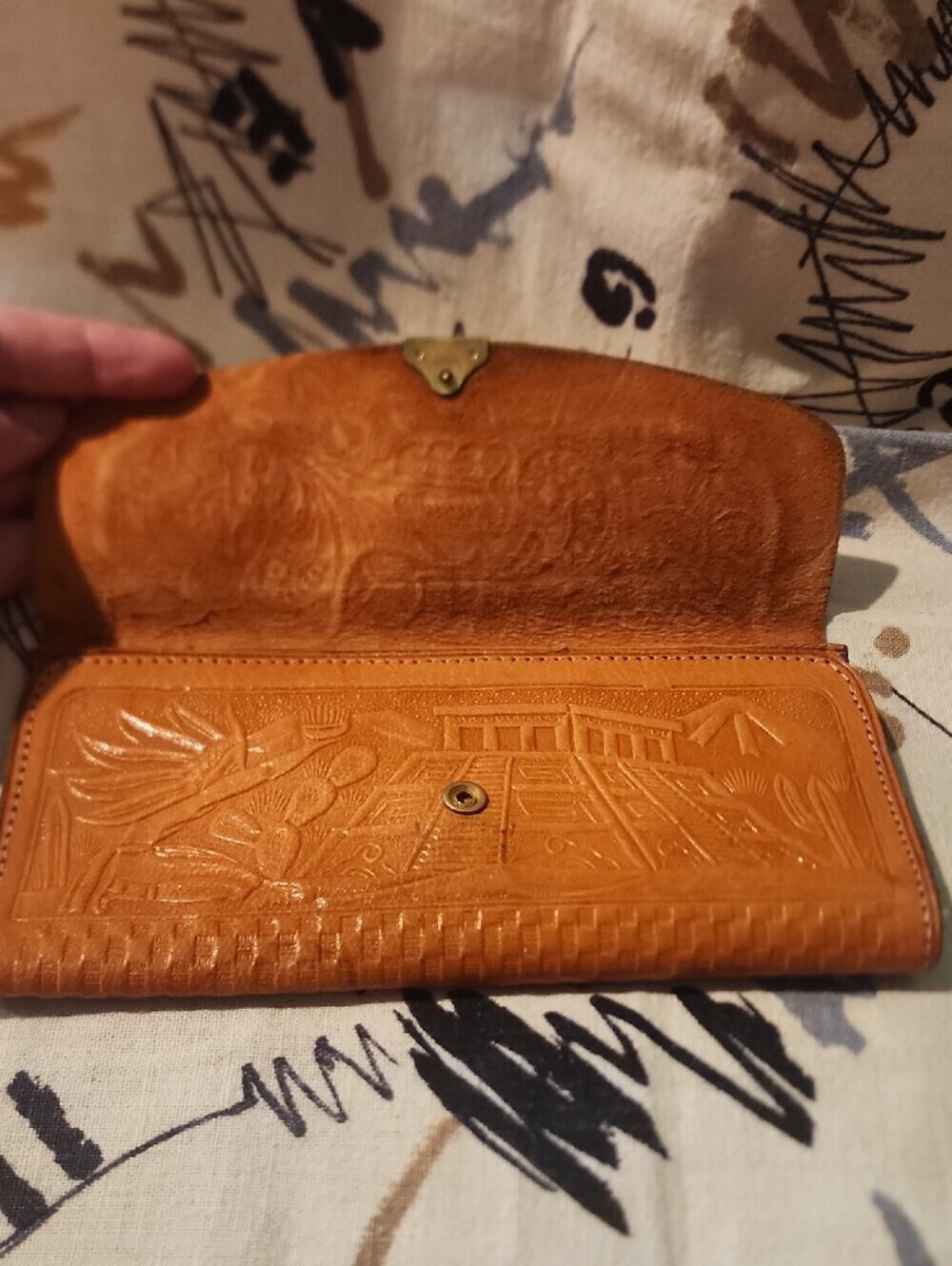 Vintage Mexican Embossed Tan Leather Wallet - Floral Design - Picture 3 of 6